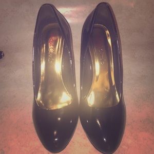 Red Devil Black pumps